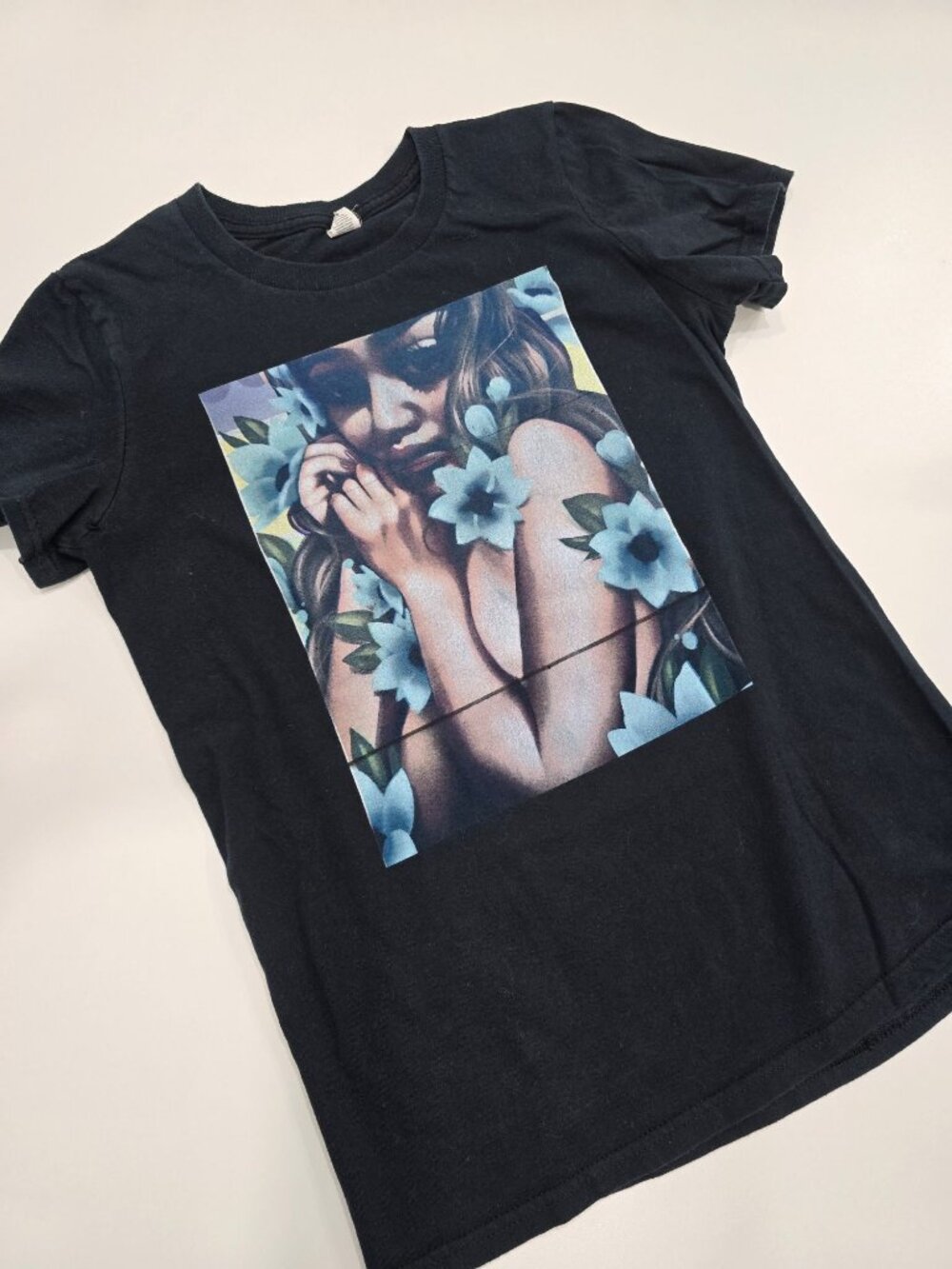Gildan ✦ Blue Flowers Art Graphic Tee ✦ Black Short Sleeve Casual Summer Size S - Picture 5 of 8